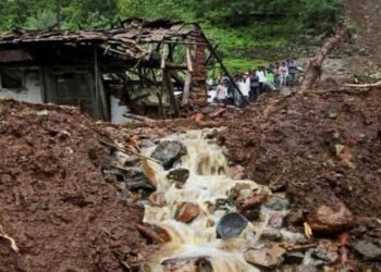 रायगड मध्ये ईशाळवाडी  संतत धार पावसामुळे दरड कोसळली दरड 7 जणांचा मृत्यू 80 जणांना आतापर्यंत वाचवण्यात आले यश