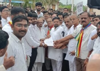 जैन आचार्य कामकुमार नंदी महाराजांच्या निर्घृण हत्येच्या निषेधार्थ जैन समाजाने इंदापूर मध्ये काढला विराट मोर्चा, त्या घटनेचा सूत्रधार पकडण्याची केली मागणी.