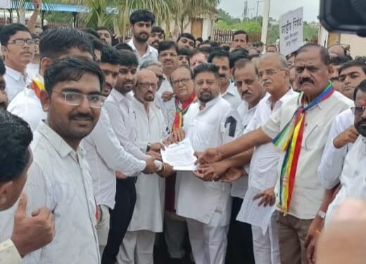 जैन आचार्य कामकुमार नंदी महाराजांच्या निर्घृण हत्येच्या निषेधार्थ जैन समाजाने इंदापूर मध्ये काढला विराट मोर्चा, त्या घटनेचा सूत्रधार पकडण्याची केली मागणी.