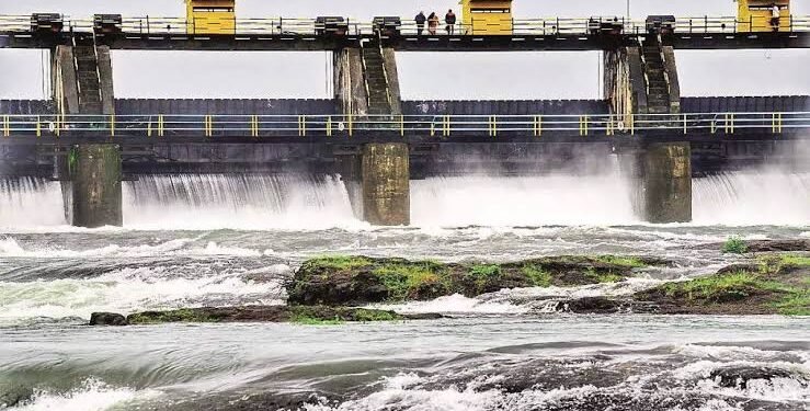 उपमुख्यमंत्री अजित पवार आमदार दत्तात्रय भरणे व राहुल कुल हे तिन्हीही सत्तेतील आमदार खडकवासला कालव्याला आवर्तन सोडण्याच्या सूचना जलसंपदा विभागाला देणार का? याकडे शेतकऱ्यांचे लक्ष