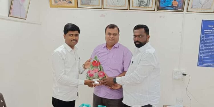 वालचंदनगर उपविभागाचे महावितरणचे उपकार्यकारी अभियंता अतुल गलांडे यांचा सत्कार