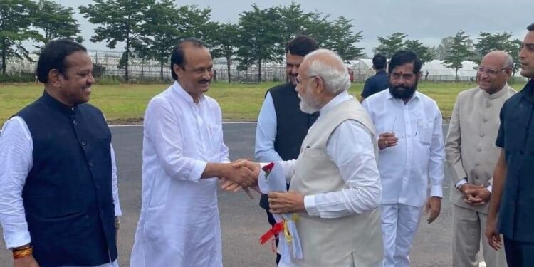 पाच दिवसानंतरही पंतप्रधान नरेंद्र मोदी व उपमुख्यमंत्री अजित पवार यांच्या फोटोचीच चर्चा