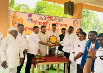 पत्रकार विजयकुमार गायकवाड यांचा साहित्यरत्न आण्णाभाऊ साठे पुरस्काराने सन्मान