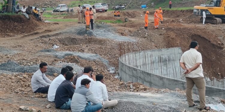 म्हसोबाचीवाडी  येथे विहिरीची रिंग कोसळून चार मजूर गाडले गेले