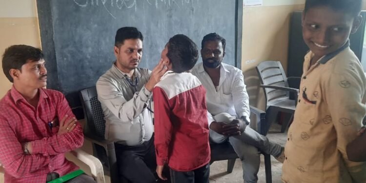 संदीप चांदगुडे यांच्या वाढदिवसानिमित्त म्हसोबावाडीत 201 विद्यार्थ्यांचे आरोग्य तपासणी