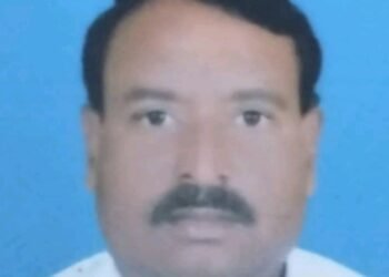 शेतकऱ्यांच्या जमिनीवर अतिक्रमण करून बांधकाम विभागाने बारामती भिगवण रस्त्याचे काम सुरू केल्याचा शेतकऱ्यांचा आरोप