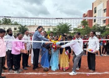 माजी मंत्री हर्षवर्धन पाटील यांच्या हस्ते  तालुकास्तरीय शालेय व्हॉलीबॉल स्पर्धेचे उद्घाटन