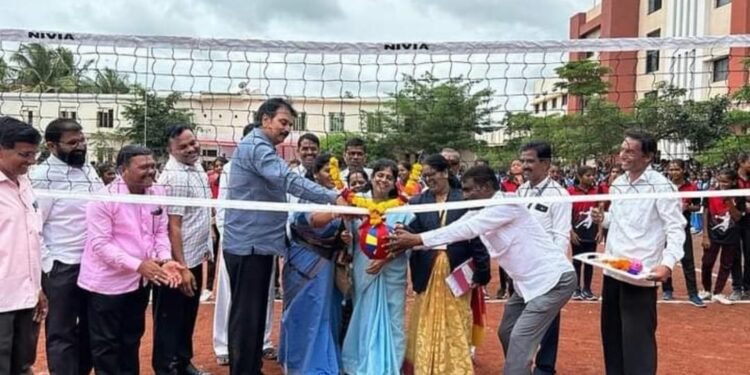 माजी मंत्री हर्षवर्धन पाटील यांच्या हस्ते तालुकास्तरीय शालेय व्हॉलीबॉल स्पर्धेचे उद्घाटन