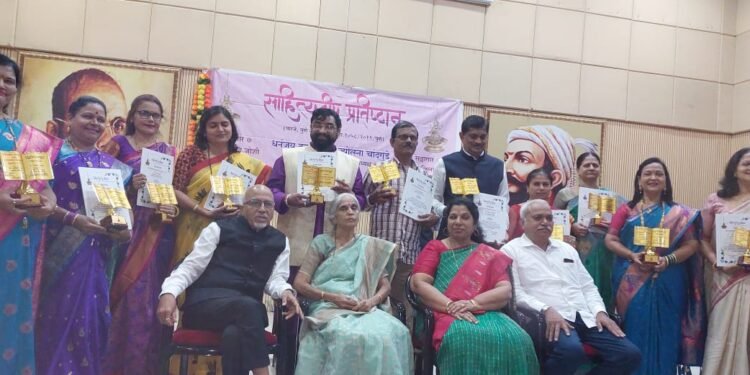साहित्यदीप प्रतिष्ठानचे ११ शिक्षकांना २०२३ चे राज्यस्तरीय शिक्षक दीप पुरस्कार प्रदान