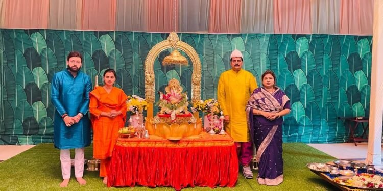 माजी मंत्री हर्षवर्धन पाटील यांचे मोठ्या प्रमाणात पाऊस पडून दुष्काळाचे संकट दूर व्हावे यासाठी  गणरायाला साकडे