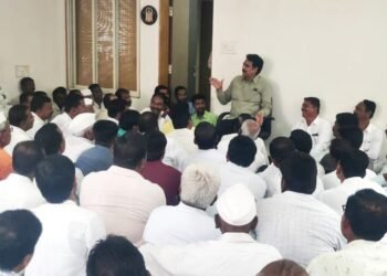 माजी मंत्री हर्षवर्धन पाटील यांनी साधला बावडा येथे रत्नाई बंगल्यावर कार्यकर्त्यांशी गावनिहाय संवाद , कार्यकर्त्यांचा उत्स्फूर्तपणे प्रतिसाद