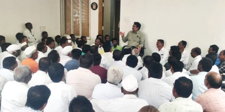 माजी मंत्री हर्षवर्धन पाटील यांनी साधला बावडा येथे रत्नाई बंगल्यावर कार्यकर्त्यांशी गावनिहाय संवाद , कार्यकर्त्यांचा उत्स्फूर्तपणे प्रतिसाद