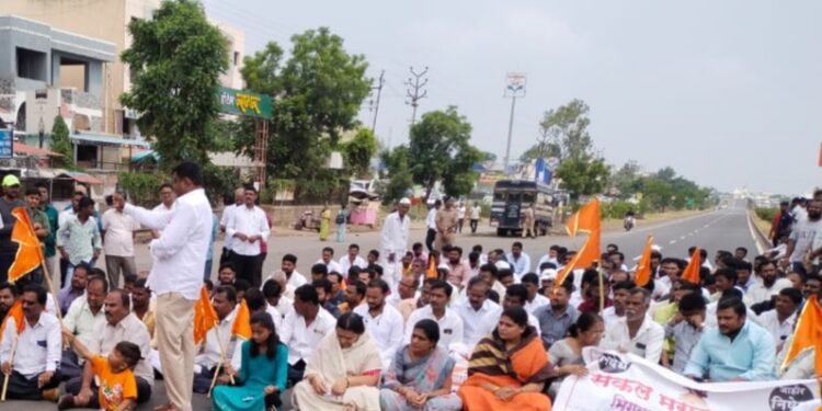 भिगवण परिसरातील सकल मराठा समाजाच्या वतीने जालना येथील हल्ल्याचा जाहीर निषेध करून रास्ता रोको