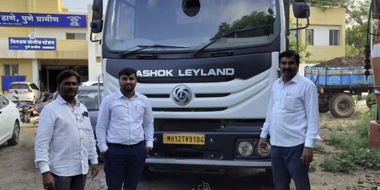 खडीची बेकायदा वाहतूक करणाऱ्या एका बड्या कंपनीच्या हायवा टिप्पर वर निवासी नायब तहसीलदार यांच्या पथकाची कारवाई