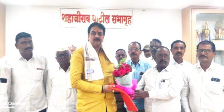 माजी मंत्री हर्षवर्धन पाटील यांच्या प्रयत्नामुळे भीमा नदीवरील बंधाऱ्यांमध्ये पाणी अडवल्याबद्दल शेतकऱ्यांनी मानले आभार