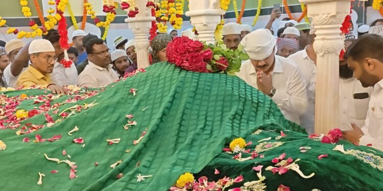 लुमेवाडी दर्गा परिसर सुशोभीकरणासाठी 50 लाखांचा निधी व लुमेवाडी ते बंधारा रस्त्यासाठी 50 लाख निधी मंजूर करणार माजी मंत्री दत्तात्रय भरणे अशी ग्वाही