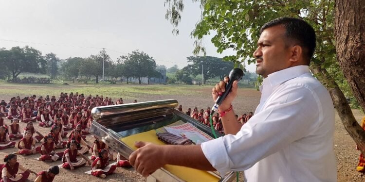 शेटफळगढे येथील श्री नागेश्वर विद्यालयात टपाल दिनानिमित्त व्याख्यान