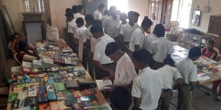 शेटफळगढे येथील श्री नागेश्वर विद्यालय व ज्युनि.कॉलेजमध्ये विद्यालयात वाचन प्रेरणा दिनानिमित्त 7 हजार ग्रंथासह प्रदर्शनाचा कार्यक्रम संपन्न