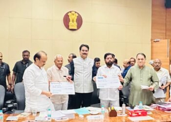 माजी मंत्री हर्षवर्धन पाटील यांच्या उपस्थितीत मुख्यमंत्री सहाय्यता निधीस कर्मयोगी व निरा भिमा कारखान्याकडून प्रत्येकी .25 लाखांचा धनादेश