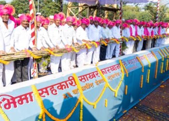 निरा भिमा कारखान्याच्या गळीत हंगामाचा 46 ज्येष्ठ सभासदांच्या हस्ते उसाची मोळी टाकून  उत्साहात शुभारंभ