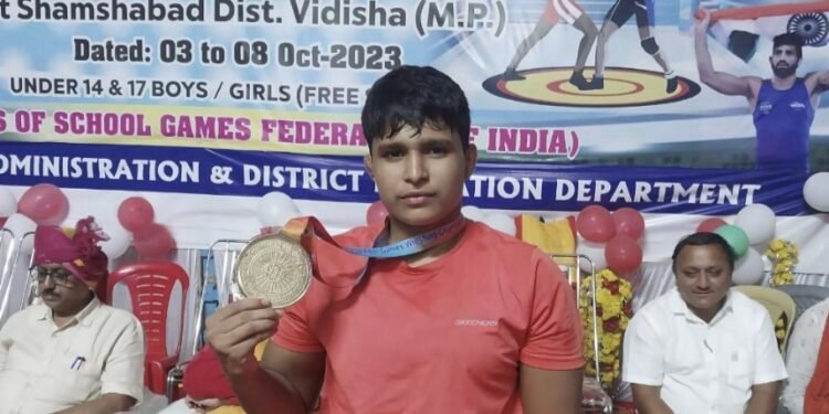 पळसदेव येथील पळसनाथ विद्यालयाच्या अहिल्या शिंदे हीला शालेय राष्ट्रीय कुस्ती स्पर्धेत सुवर्णपदक