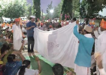 आमदार दत्तात्रय भरणे यांनी निंबोडी येथे आंतरपाट धरून लावली बैलपोळ्याच्या निमित्ताने सामुदायिक बैलांची लग्ने