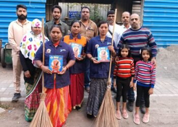 झाडू चालवणाऱ्या हातांत दिसला दिवाळी अंक विनर्स’ चे सफाई कामगारांच्या हस्ते प्रकाशन*