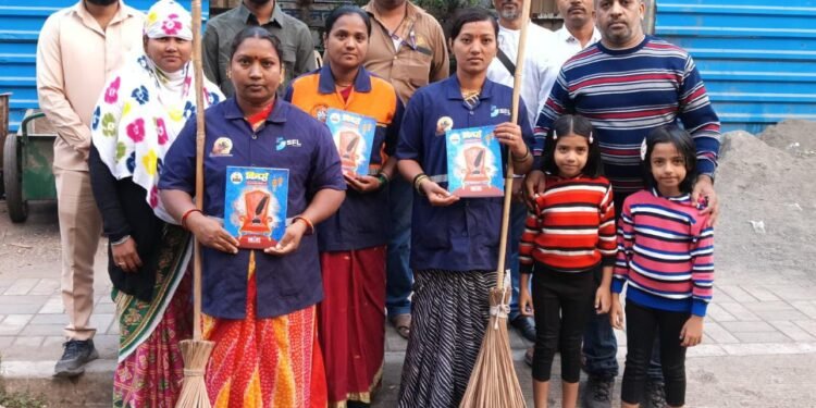 झाडू चालवणाऱ्या हातांत दिसला दिवाळी अंक विनर्स’ चे सफाई कामगारांच्या हस्ते प्रकाशन*