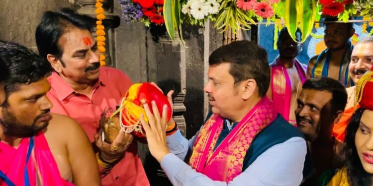 उपमुख्यमंत्री देवेंद्रजी फडणवीस यांचे माजी मंत्री हर्षवर्धन पाटील यांनी नीरा नरसिंगपूरला केले स्वागत