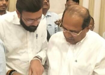 शेतकऱ्यांच्या दूध दरात वाढ करण्यासंदर्भात कर्मयोगी निरा भिमा साखर कारखान्याचे संचालक राजवर्धन पाटील यांची दुग्ध विकास मंत्री  राधाकृष्ण विखे पाटील यांच्याशी सकारात्मक चर्चा