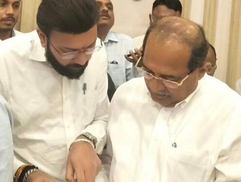 शेतकऱ्यांच्या दूध दरात वाढ करण्यासंदर्भात कर्मयोगी निरा भिमा साखर कारखान्याचे संचालक राजवर्धन पाटील यांची दुग्ध विकास मंत्री  राधाकृष्ण विखे पाटील यांच्याशी सकारात्मक चर्चा