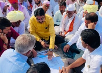 माजी मंत्री हर्षवर्धन पाटील यांचेकडून रुई येथील श्री बाबीर मंदिराच्या जीर्णोद्धाराच्या कामासाठी 15 लाखाची देणगी केली जाहीर शासनाकडूनही निधी मिळवण्यासाठी प्रयत्न करण्याची दिली ग्वाही