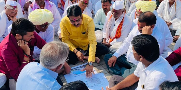 माजी मंत्री हर्षवर्धन पाटील यांचेकडून रुई येथील श्री बाबीर मंदिराच्या जीर्णोद्धाराच्या कामासाठी 15 लाखाची देणगी केली जाहीर शासनाकडूनही निधी मिळवण्यासाठी प्रयत्न करण्याची दिली ग्वाही