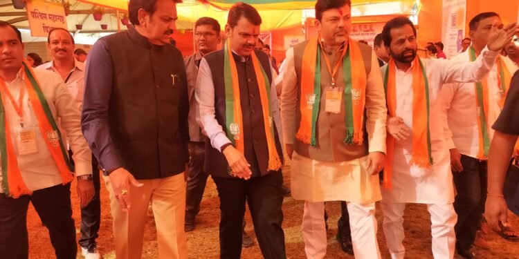 भाजप नेते व माजी मंत्री हर्षवर्धन पाटील नागपूर येथे  भाजपाच्या पदाधिकाऱ्यांच्या बैठकीमध्ये सहभागी