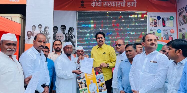 माजी मंत्री हर्षवर्धन पाटील यांनी केले विकसित भारत संकल्प यात्रेचे पळसदेव मध्ये स्वागत व उपस्थितांना केले मार्गदर्शन