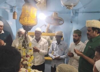 *माजी मंत्री हर्षवर्धन पाटील यांनी हिंदू मुस्लिम धर्माचे श्रद्धास्थान असलेल्या हजरत चाँद शाहवली बाबांच्या दर्ग्यावर चादर चढवून घेतले दर्शन*