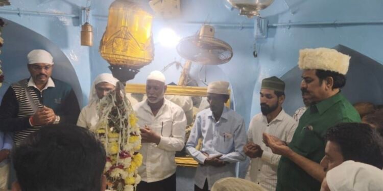 *माजी मंत्री हर्षवर्धन पाटील यांनी हिंदू मुस्लिम धर्माचे श्रद्धास्थान असलेल्या हजरत चाँद शाहवली बाबांच्या दर्ग्यावर चादर चढवून घेतले दर्शन*