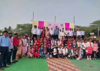 गावात आलेल्या स्वच्छता दूतांना वारकऱ्यांप्रमाणे मदत करा