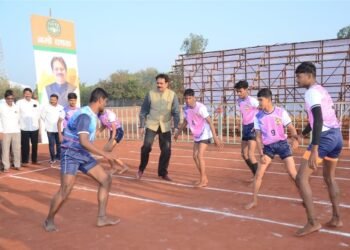 माजी मंत्री हर्षवर्धन पाटील यांनी नमो चषक कबड्डी स्पर्धेचे इंदापूर येथे उद्घाटन करून स्वतः कबड्डी खेळत सहभागी होऊन खेळाडूंना दिल्या शुभेच्छा