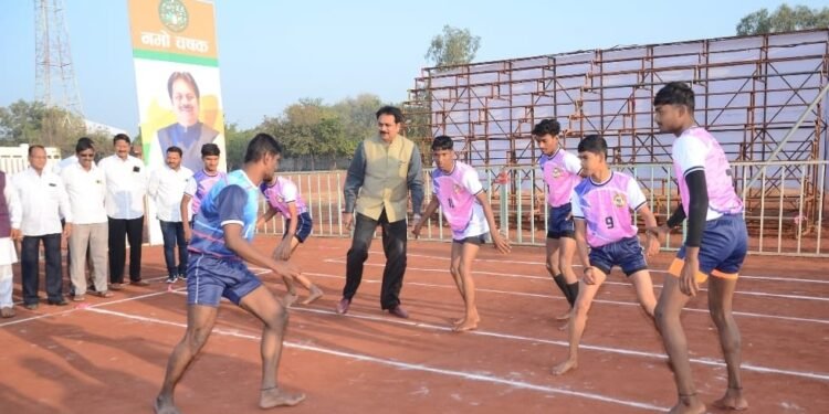 माजी मंत्री हर्षवर्धन पाटील यांनी नमो चषक कबड्डी स्पर्धेचे इंदापूर येथे उद्घाटन करून स्वतः कबड्डी खेळत सहभागी होऊन खेळाडूंना दिल्या शुभेच्छा