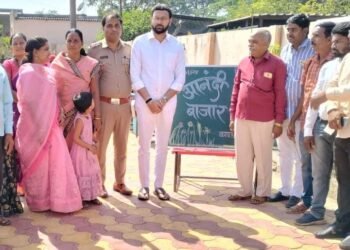 निरगुडे येथील जिल्हा परिषदेच्या प्राथमिक शाळेत चिमुकल्या विद्यार्थ्यांनी भरविलेल्या आठवडे बाजाराला दिग्गजांची उपस्थिती