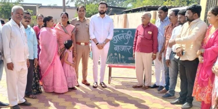 निरगुडे येथील जिल्हा परिषदेच्या प्राथमिक शाळेत चिमुकल्या विद्यार्थ्यांनी भरविलेल्या आठवडे बाजाराला दिग्गजांची उपस्थिती