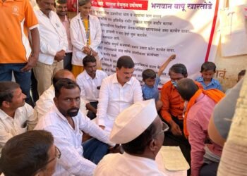 आमदार दत्तात्रय भरणे यांनी घेतली निरगुडे येथे भगवान खारतोडे यांच्याशी उपोषण स्थळी भेट देऊन केली चर्चा