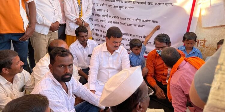 आमदार दत्तात्रय भरणे यांनी घेतली निरगुडे येथे भगवान खारतोडे यांच्याशी उपोषण स्थळी भेट देऊन केली चर्चा