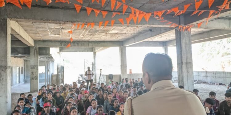 म्हसोबावाडी येथे बारामतीच्या विद्या प्रतिष्ठानच्या कला विज्ञान व वाणिज्य महाविद्यालयाच्या राष्ट्रीय सेवा योजनेच्या विशेष श्रमसंस्कार शिबिराचे उत्साहात उद्घाटन संपन्न