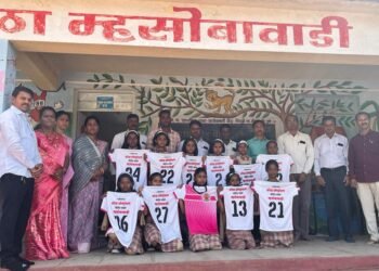 युवा उद्योजक संदीप पवार यांच्या वतीने म्हसोबावाडी येथील क्रीडा स्पर्धेत प्राविण्य मिळवलेल्या खेळाडूंना स्पोर्ट किटचे वाटप