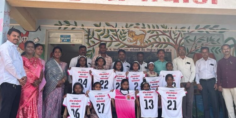 युवा उद्योजक संदीप पवार यांच्या वतीने म्हसोबावाडी येथील क्रीडा स्पर्धेत प्राविण्य मिळवलेल्या खेळाडूंना स्पोर्ट किटचे वाटप