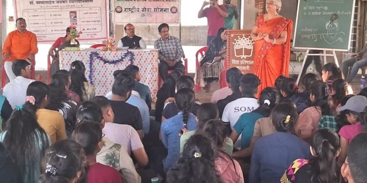 “जो हसतो तो देवाची प्रार्थना करतो आणि जो हसवतो त्याच्यासाठी देव प्रार्थना करतो” श्री. मारुती करंडे.