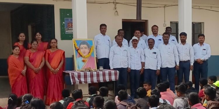 *पळसदेव येथील पळसनाथ विद्यालयात सावित्रीबाईं फुले यांना अभिवादन*