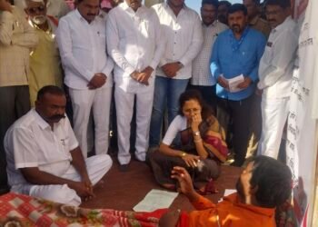 खासदार सुप्रिया सुळे यांची निरगुडे येथे उपोषणास बसलेल्या भगवान खारतोडे यांच्याशी उपोषण स्थळी भेट देऊन चर्चा